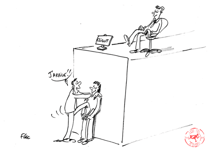 Un freelance s'apprêtant à escalader une paroi pour rejoindre un nouveau client avec l'aide d'un client déjà conquis