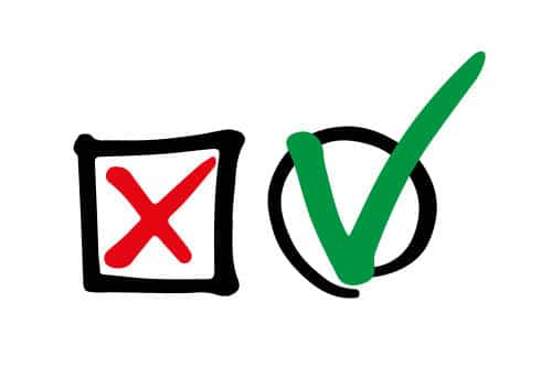 Symbole rouge et symbole vert illustrant la différence entre ce qui n’est pas fait et ce qui est mis en pratique dans le domaine de l'action commerciale.