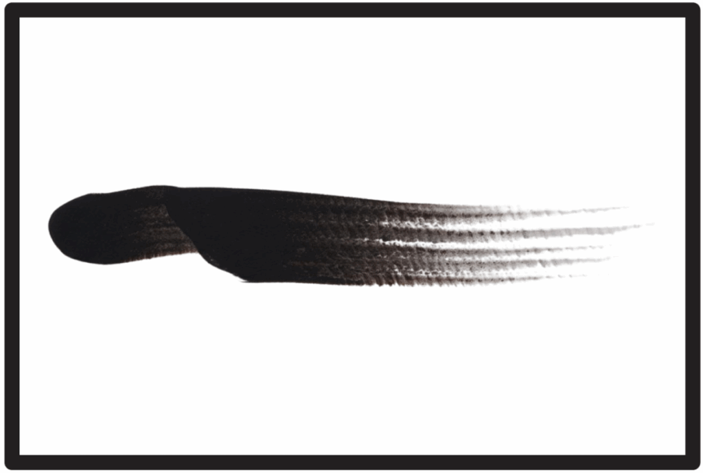 Trait de pinceau noir évoquant la calligraphie japonaise, utilisé pour illustrer la différence entre simplicité et simplisme dans la vente.